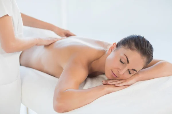 Entspannte nackte Frau erhält Rückenmassage — Stockfoto