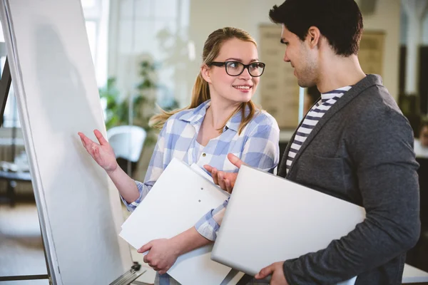 Collega's praten door whiteboard — Stockfoto