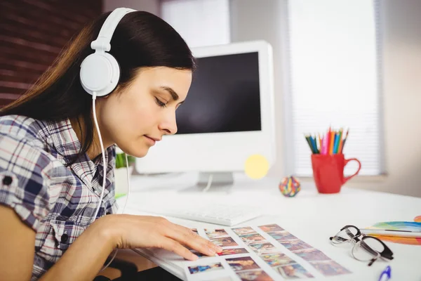 Woman viewing photographs in office — Stock Photo, Image