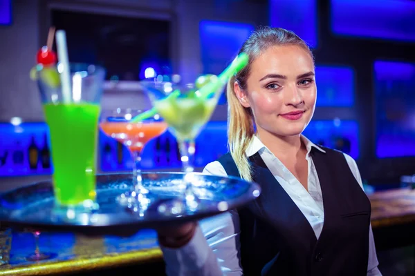 Porträt der hübschen Barkeeperin, die Tablett mit Cocktails hält — Stockfoto