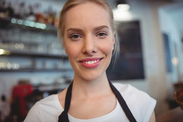 Attraktiva servitris på café — Stockfoto