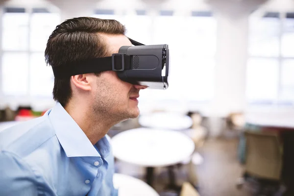 Executivo desfrutando de fone de ouvido realidade virtual — Fotografia de Stock