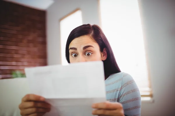Shocked woman reading letter — Stock Photo, Image