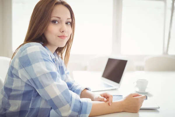 Zakenvrouw met laptop en tablet — Stockfoto