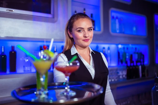 Selbstbewusster Barkeeper mit Serviertablett — Stockfoto