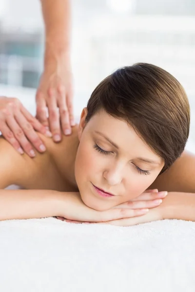 Mulher relaxada desfrutando de massagem — Fotografia de Stock