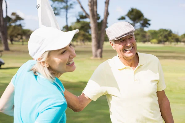 Coppia golfista con bandiera bianca — Foto Stock