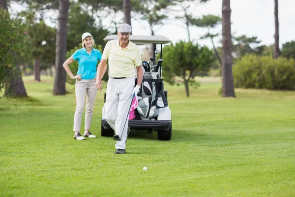 Pareja de pie en el campo de golf — Foto de Stock