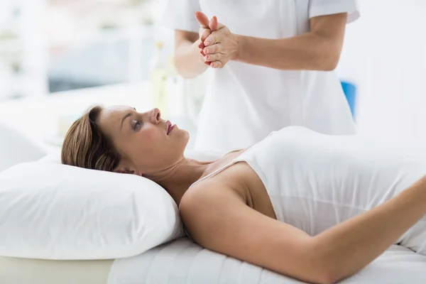 Mulher a receber tratamento reiki — Fotografia de Stock