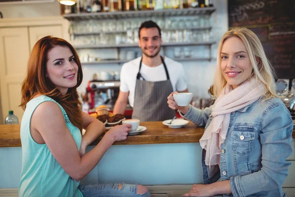 Customers with waiter at coffee shop — Stock Photo, Image