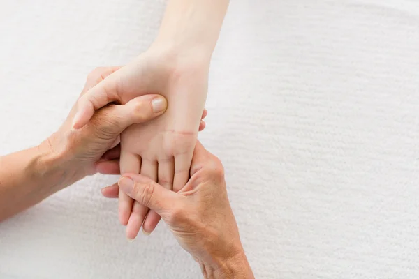 Masseur donnant massage des mains à la femme — Photo