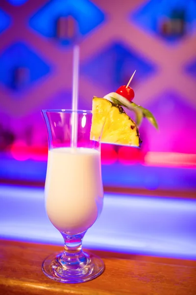 Glass of drink in nightclub — Stock Photo, Image