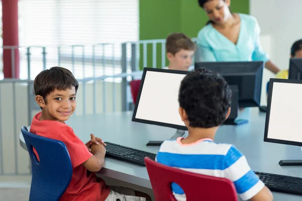 Compañeros de clase y profesor durante la clase de informática — Foto de Stock