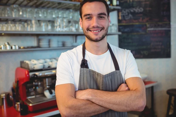 Säker servitör med armar korsade på café — Stockfoto