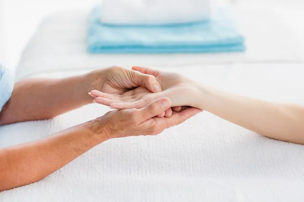 Frau erhält Handmassage — Stockfoto