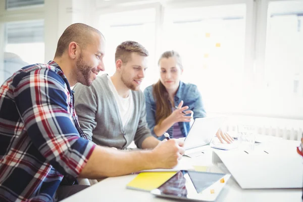 Geschäftsmann diskutiert mit Amtskollegen — Stockfoto