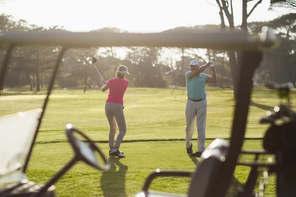 Madura casal jogar golfe — Fotografia de Stock