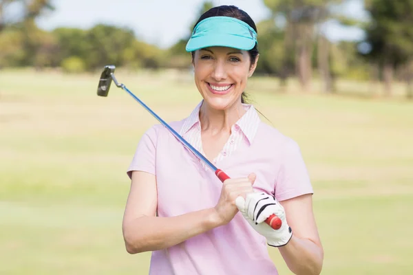 Mulher inteligente carregando clube de golfe — Fotografia de Stock