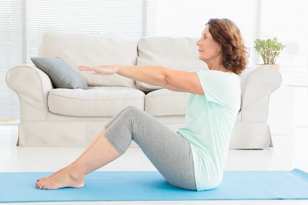 Mature woman doing stretching exercise — Stock Photo, Image