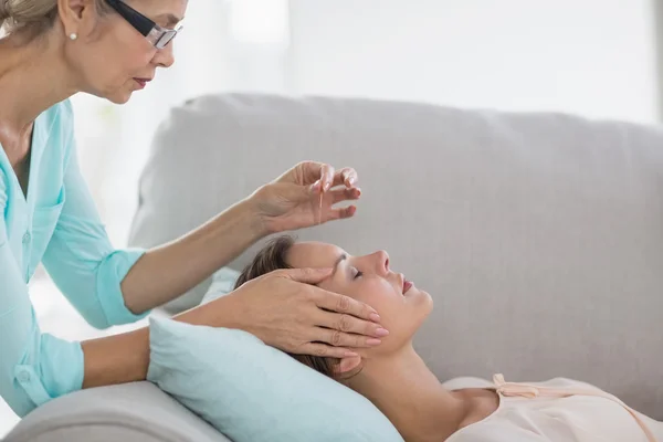 Mujer que recibe tratamiento de acupuntura —  Fotos de Stock