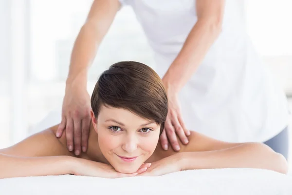 Donna sorridente che riceve massaggio — Foto Stock