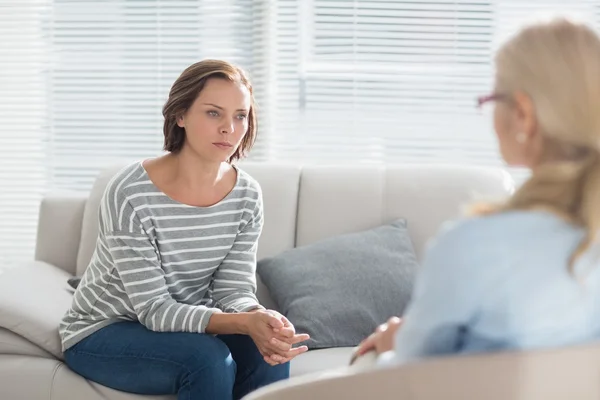 Kobieta rozmawia z jej terapeuta — Zdjęcie stockowe
