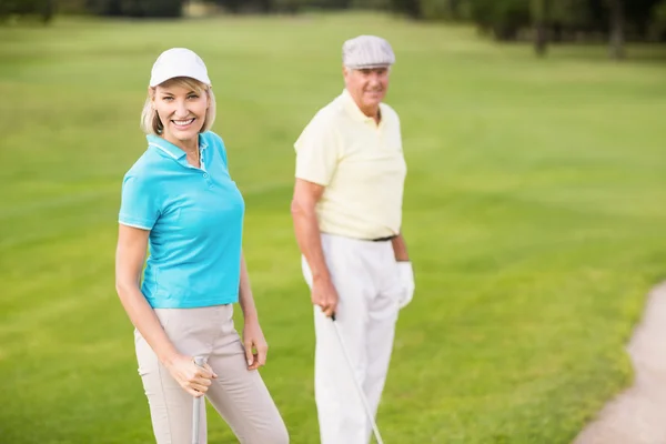 Pareja golfista seguro — Foto de Stock