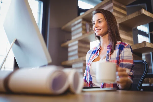 Businesswoman holding cup — Stock Photo, Image