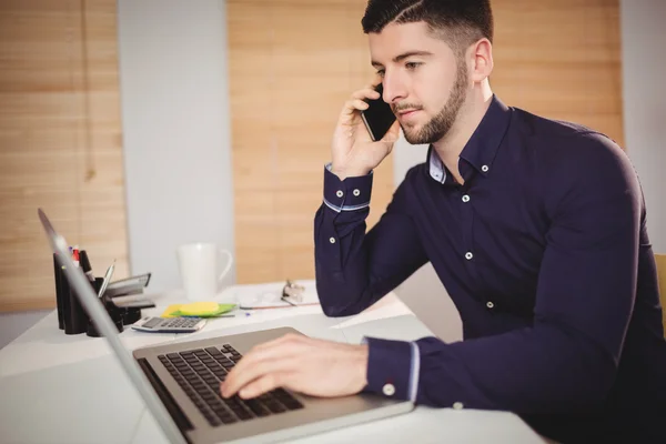 Mężczyzna rozmawia telefon w biurze — Zdjęcie stockowe