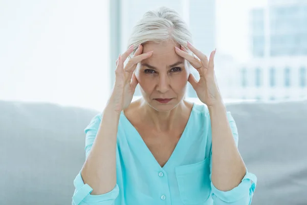 Mujer mayor que sufre dolor de cabeza — Foto de Stock