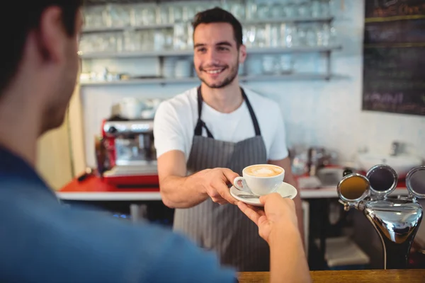 Cameriere che serve caffè al cliente maschio — Foto Stock