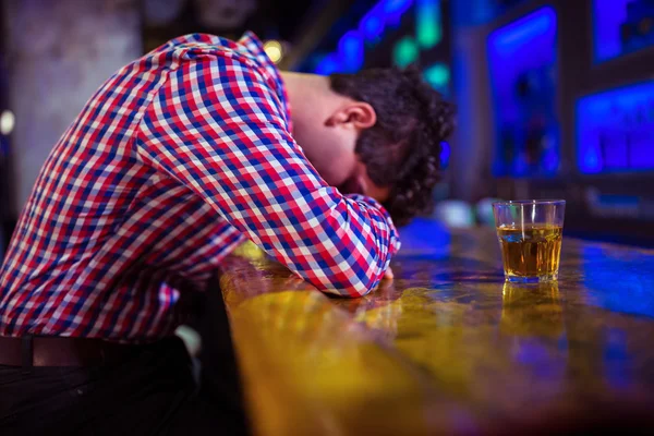Homme ivre allongé sur le comptoir du bar — Photo