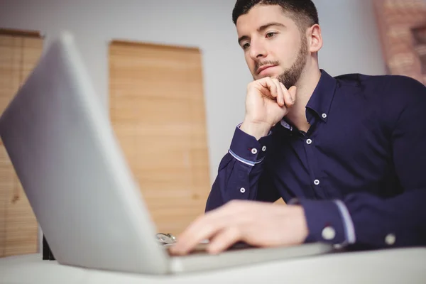 Homme concentré travaillant dans le bureau — Photo