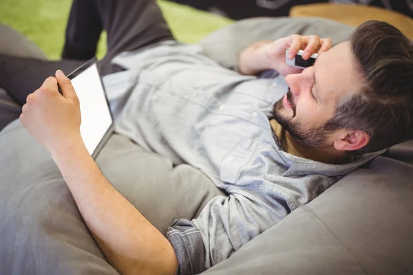 Biznesmen za pomocą tabletu i telefon — Zdjęcie stockowe