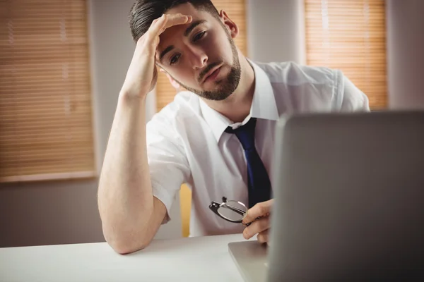 Homme fatigué assis au bureau — Photo