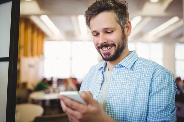 Uomo d'affari che utilizza il telefono in mensa — Foto Stock