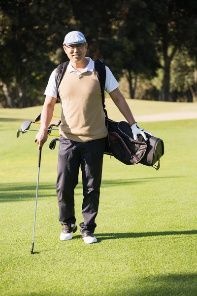 Esportista posando com seu saco de golfe — Fotografia de Stock
