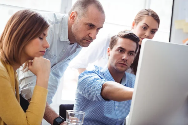 Business människor diskutera med laptop — Stockfoto