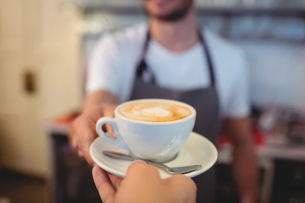 Klant koffie nemen uit ober in café — Stockfoto