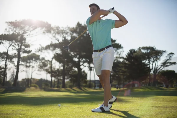 Knappe golfer man nemen schot — Stockfoto