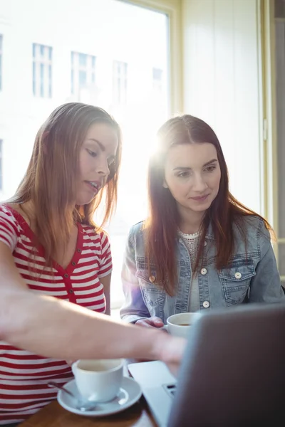 Kvinnan gester till vän i laptop på café — Stockfoto