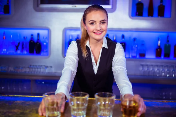 Lachende vrouwelijke bartender — Stockfoto