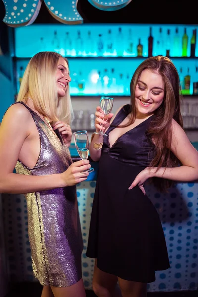 Друзья-женщины наслаждаются в ночном клубе — стоковое фото