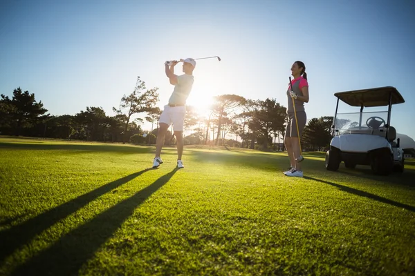 Golf speler paar op gras veld — Stockfoto