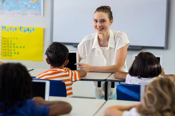 Profesor mostrando tableta digital con niños — Foto de Stock