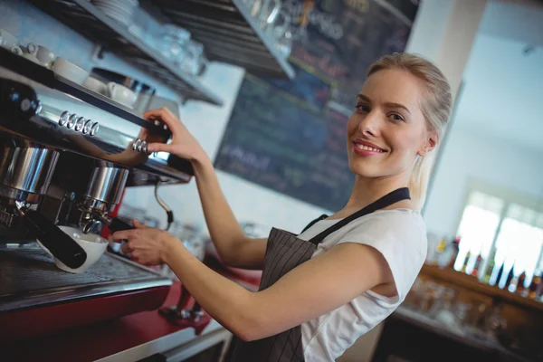 Barista usando cafetera espresso en la cafetería —  Fotos de Stock