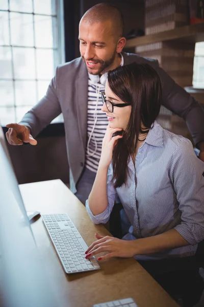 Affärsman förklarar kvinnliga medarbetare — Stockfoto