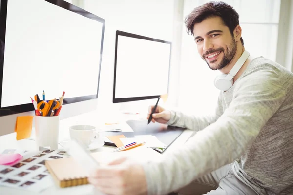 Empresário trabalhando na mesa no escritório — Fotografia de Stock