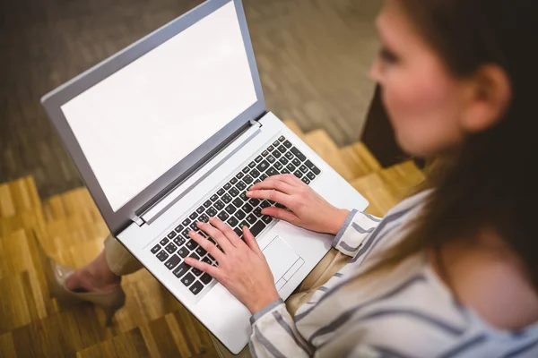 Kobieta kobieta interesu, wpisując na laptopie w biurze — Zdjęcie stockowe