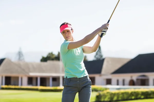 Donna golfista prendendo colpo — Foto Stock